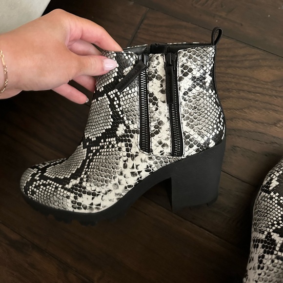 Cooya DSW snakeskin booties - Picture 1 of 5